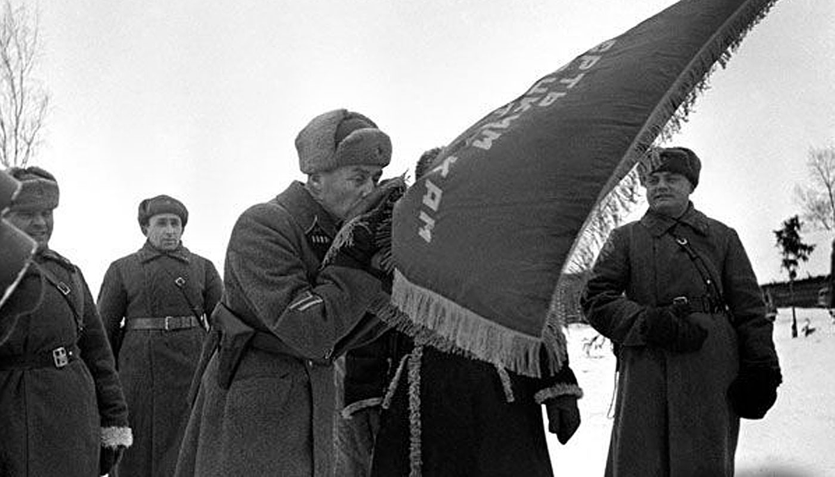 Один из солдат предложил сдаться в плен и отдать немцам ценный  трофей-полковое знамя. Ответом ему был удар прикладом по голове. | Синий  Кот | Дзен