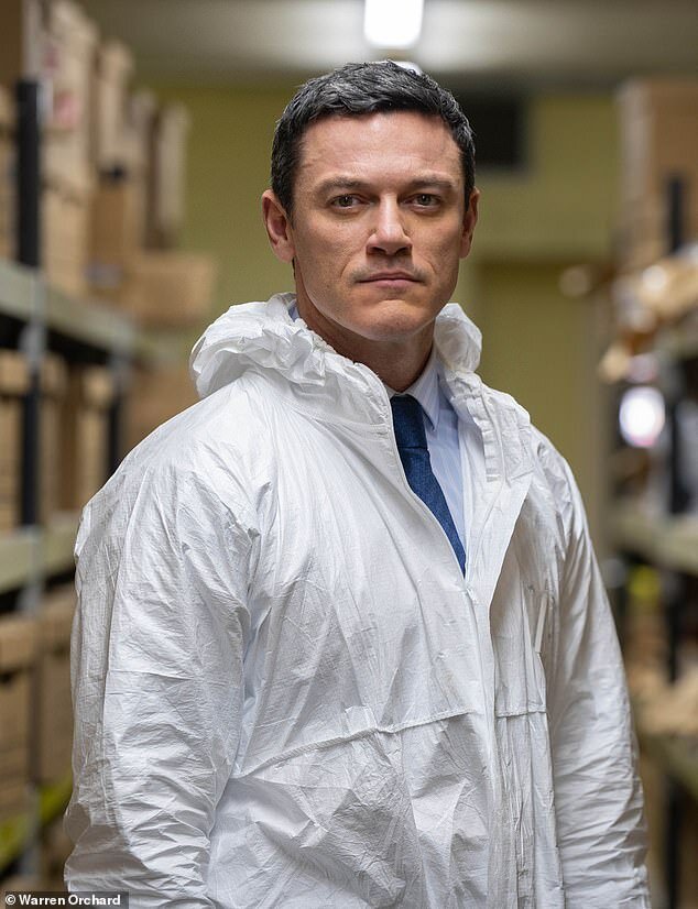 https://i.dailymail.co.uk/1s/2021/01/14/14/38001366-9146919-The_opening_scene_introduced_us_to_DCS_Steve_Wilkins_Luke_Evans_-a-90_1610636174042.jpg