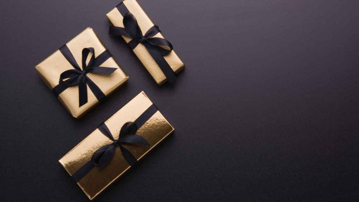 Что хочет получить в подарок на 23 февраля каждый мужчина
Представители сильного пола практичны и очень высоко ценят заботу о себе со стороны женщин, вот почему, прежде чем выбрать подарок, подумайте, что на сегодняшний день ценно и важно для мужчины, которому вы выбираете подарок.Существует несколько позиций, которые мужчины могут не воспринять в качестве подарка:Рабочий инструмент. Хорошие приспособления для  ремонта мужчина выберет себе сам, ведь у опытного мастера в доме есть  всё, что ему необходимо. Такой подарок может быть понят как намёк, что в  его квартире что-то не в порядке.
Спортивный инвентарь. Если ваш мужчина не занимается фитнесом или спортом, он может решить, что находится в плохой форме.
Бельё и подобные аксессуары. Набор носков, трусов  или носовых платков на неделю, месяц и даже год — это практично, но  совершенно не воспринимается нашими защитниками как полезный подарок.
Сувениры и прочие безделушки. Как правило,  предназначение подобных предметов — пылиться на полке, которую, скорее  всего, будет убирать женщина, то есть вы. Помните, что каждый мужчина  любит практичные и многофункциональные вещи.
Парфюмерный набор. Конечно, в данном пункте речь  идёт только о таких предметах, которые продаются в супермаркетах в  отделе сезонных товаров, стоят недорого и выглядят не очень уж и  празднично.
Букет. Вы только представьте реакцию вашего  мужчины, когда он увидит вас с букетом цветов! Представили? Если же  подобная идея никак не выходит из головы, рекомендуем присмотреться к  праздничным наборам колбас, сушёной рыбы, раков и сыров, собранным в  форме букета.
