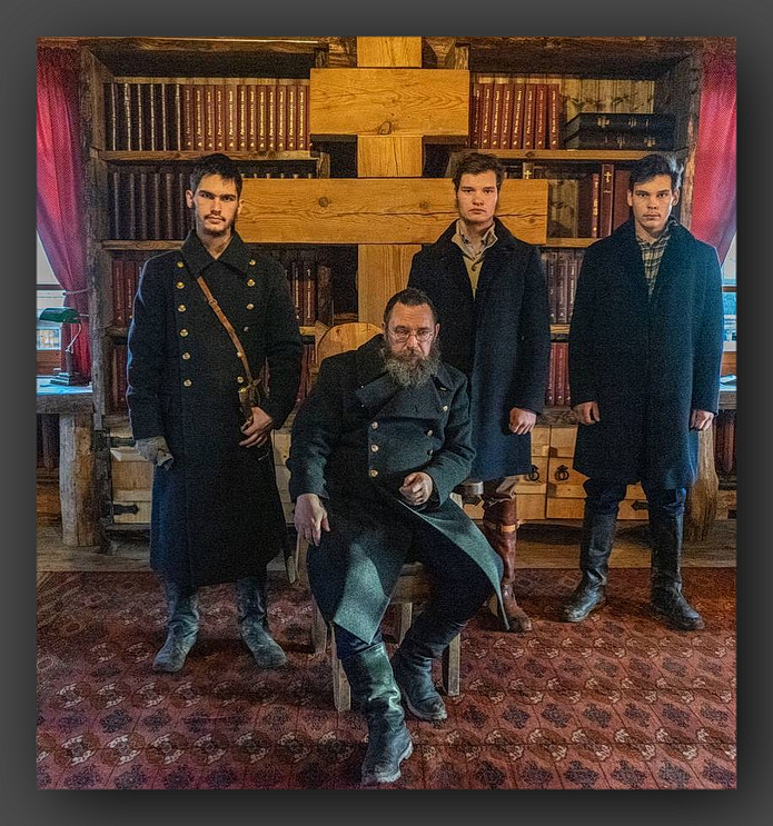 Герман Стерлигов с сыновьями: Сергием, Пантелеймоном и Михеем. Скан со страницы instagram.com/sterling.brothers