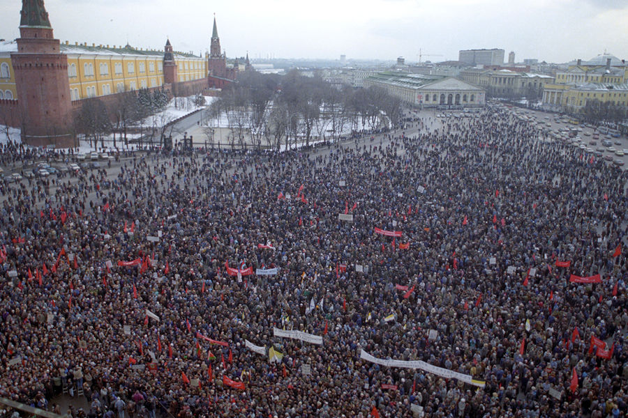 Манежная площадь 1991 митинг площадь Москва. Митинг 1991 года на Манежной площади. Митинг Москва 1991 Манежная. Митинг на Манежной площади 1991 за сохранение СССР.