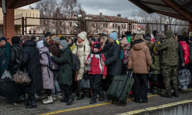 Сотни украинцев прибыли на вокзал Перемышля из Львова в начале этой недели. Фотография: Алессио Мамо/The Guardian.