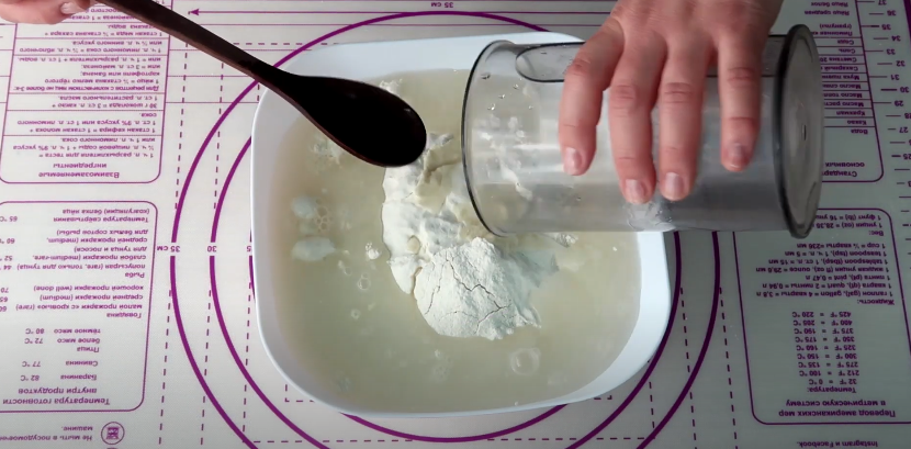 Выливаем в просеянную муку