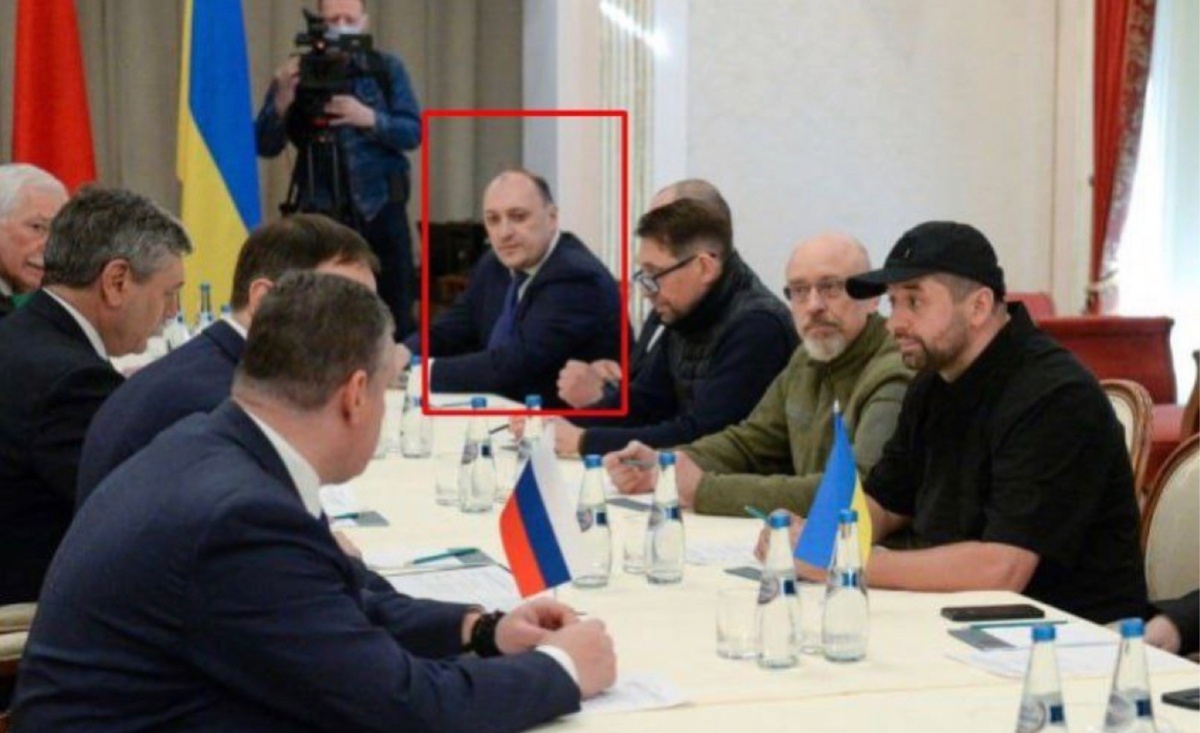 Дения Киреев во время первого раунда российско-украинских переговоров в Гомеле. Фото: s00.yaplakal.com