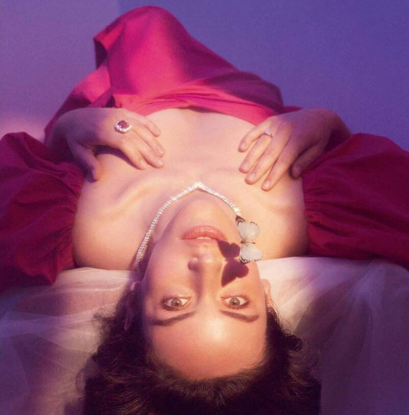 Софья в кольце Color из белого золота с рубеллитом и бриллиантами, кольце Classic из белого золота с бриллиантами и колье из белого золота с бриллиантами, все Mercury