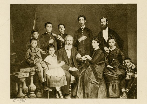 Семья Чеховых. Таганрог. 1874 год. Сидят (слева направо): Михаил, Мария (брат и сестра А.П. Чехова), Павел Егорович, Евгения Яковлевна (родители), жена дяди Митрофана Егоровича – Людмила Павловна  с сыном Георгием; стоят: братья Чеховы – Иван, Антон (2-й слева), Николай и Александр, дядя Митрофан Егорович. Фото: Главархив Москвы