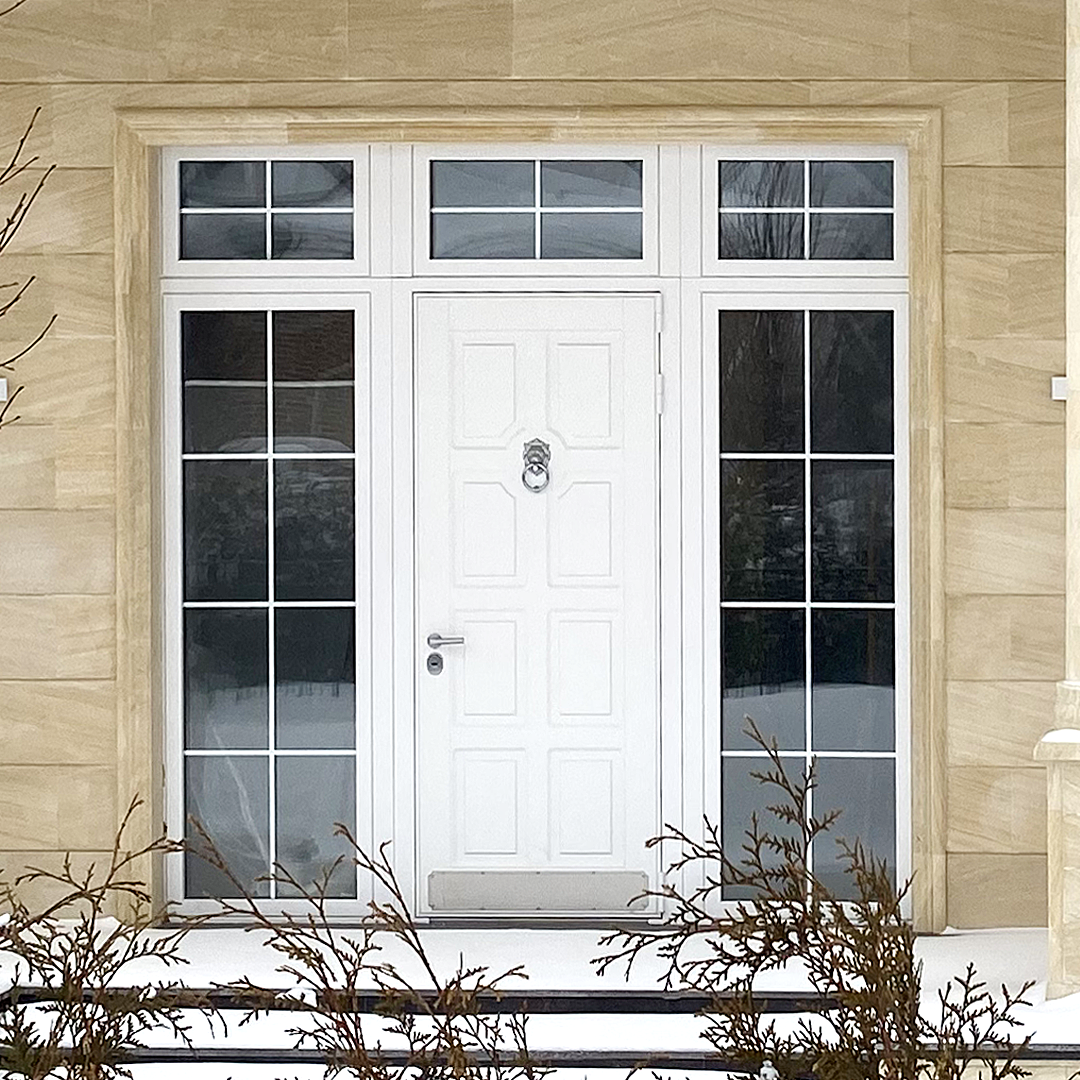 Модель TermoWood с классической фрезеровкой,  остекленными фрамугами и шпросами