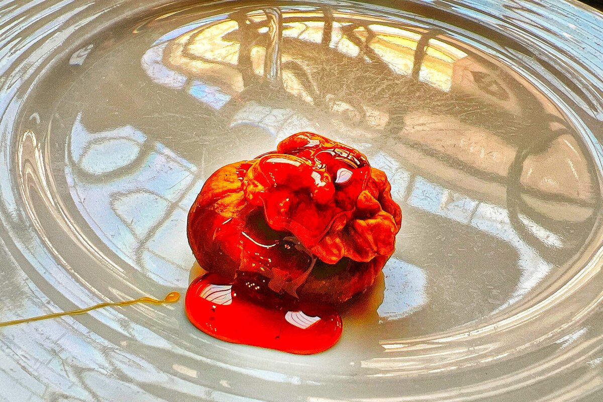 Инжир с грецким орехом поливают густым медом