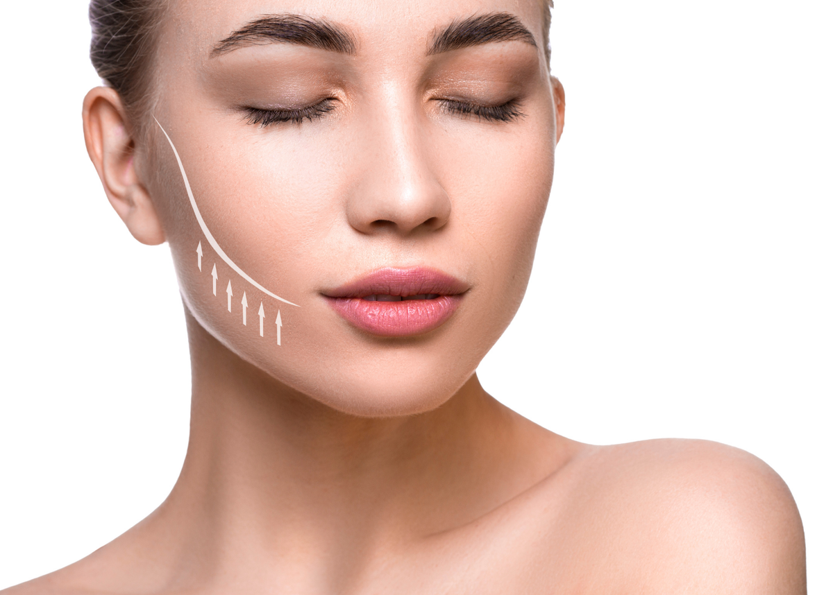 Биореволюметрия — это синтез биоревитализации и заполнения мягких тканей. С одной стороны, процедура похожа на эффект от филлеров, однако, она также обладает способностью стимулировать клетки кожи, повышая их активность.