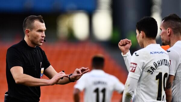    Главный судья матча Артём Любимов (слева) и игрок ПФК ЦСКА Бактиёр Зайнутдинов в матче 11-го тура чемпионата России по футболу среди клубов Премьер-лиги между командами ФК "Урал" (Екатеринбург) и ПФК ЦСКА (Москва).© РИА Новости / Павел Лисицын