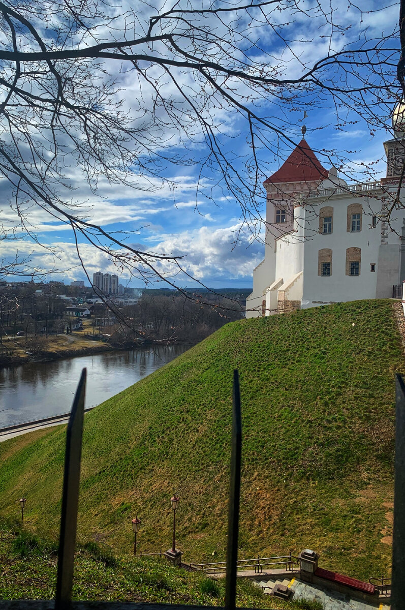 Старый замок, горло взирающий с высокого берега Немана на всю мирскую суету