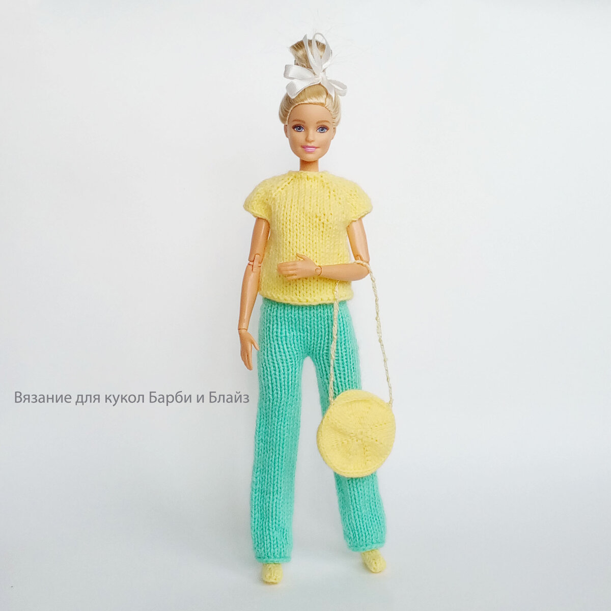 На фотографии комплект связан моей мамой. Сумочка – моё творение. Детали сумки связаны по кругу (без шва) и состоят из 8-ми секторов.