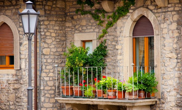 Маленький сад на балконе – не просто мечта, а реальность! Не обязательно тратить много денег на создание живописного уголка дома.-2