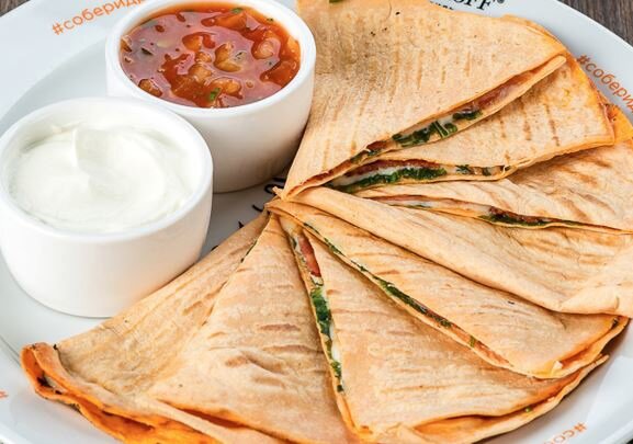 Кесадилья - блюдо мексиканской кухни. Готовится из пшеничной или кукурузной тортильи, наполняется сыром и другими ингредиентами. 