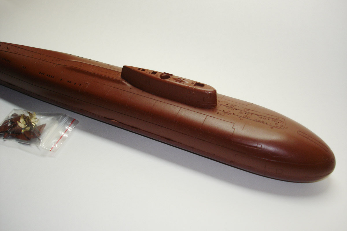 На фото: наш набор из литьевой смолы (resin kit) для постройки модели АПЛ с крылатыми ракетами пр. 949А Антей (SSGN Oscar-II) в масштабе 1/350.