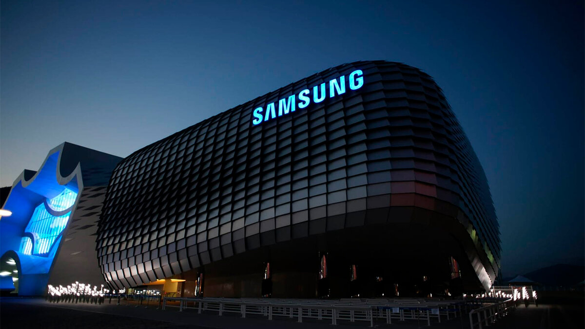 Компания Samsung Electronics опубликовала отчёт по итогам первого квартала 2022 финансового года. И этот квартал стал очередным очень успешным для компании.  
Выручка производителя выросла на 18%, до 61,19 млрд долларов, а операционная прибыль и вовсе подскочила на 51%, до 11,1 млрд долларов. Более половины всей прибыли принесло полупроводниковое подразделение, что неудивительно, учитывая ситуацию на этом рынке.  
Подразделение, занимающееся мобильной техникой, также показало хороший рост на фоне высоких продаж Galaxy S22 Ultra, высокому спросу на смартфоны с 5G в целом и стабильным продажам других устройств, включая планшеты и умные часы. 

Суммарно подразделения MX и Networks показали выручку в размере 25,5 млрд долларов и операционную прибыль в 3 млрд долларов. В следующем квартале Samsung ожидает незначительного снижения спроса на рынке смартфонов на фоне пандемии и геополитической нестабильности.  

