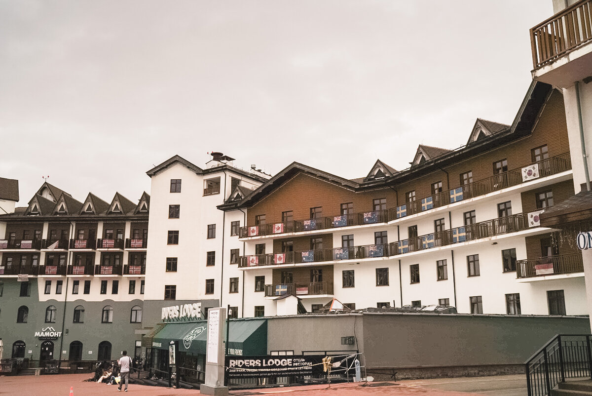 Роза Плато, вид на отель где жили олимпийцы. Листайте дальше ----->