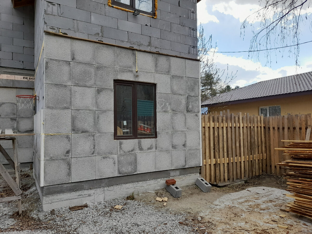 Добавил пролет забора.