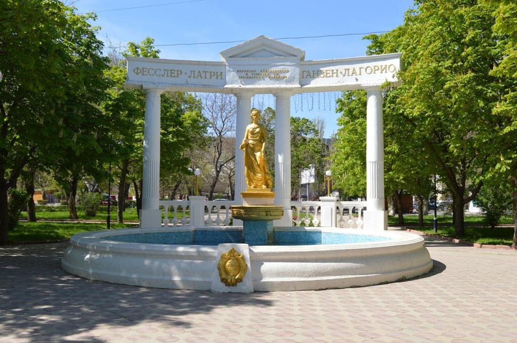 Город феодосия достопримечательности. Феодосия фонтан доброму гению. Парк доброму гению Феодосия. Памятник доброму гению Феодосия. Феодосия достопримечательности набережная.