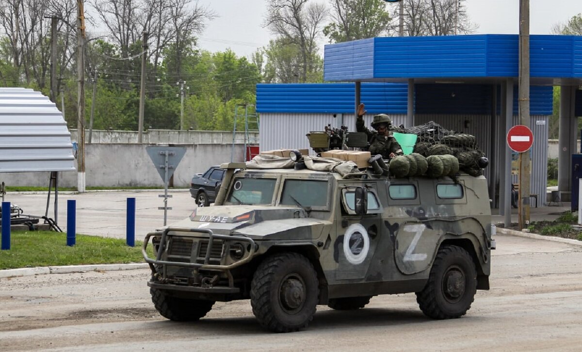 Обратите внимание на два спальника, притороченные на краю крыши боевой машина. А ведь раньше были бы матрацы и. И на дверях машин бронежилеты. Фото из сети.