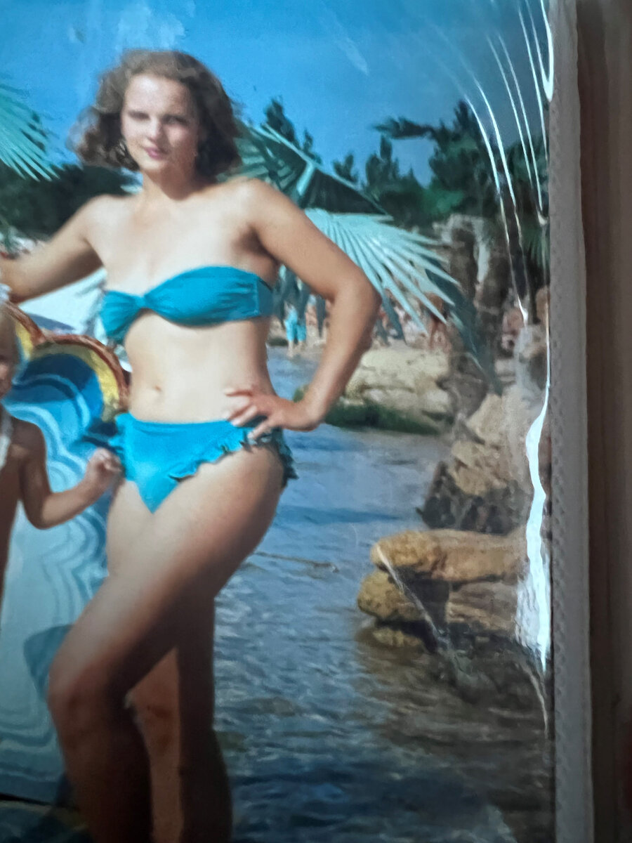 тут я моложе этой истории, это 1995й год После 2х месяцев голодовки, в Евпатории, я красиво похудела