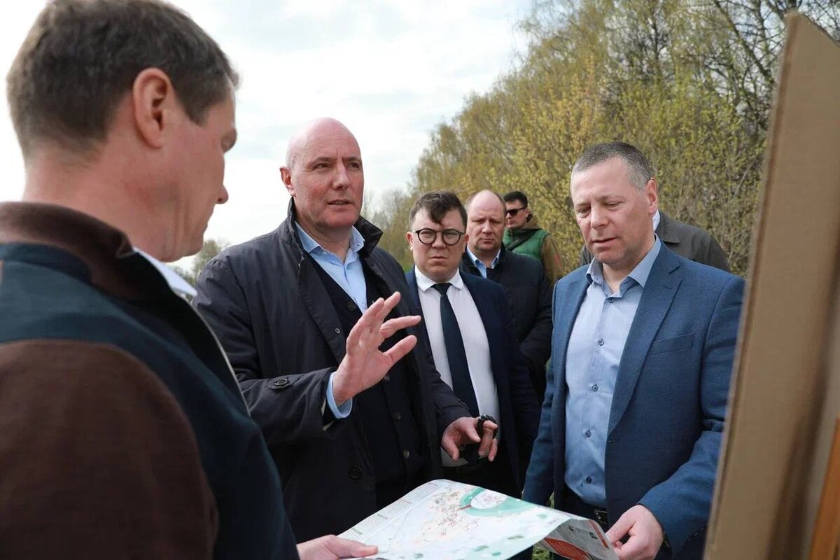 Слева направо: Максим Авдеев (Правительство ЯО), Дмитрий Чернышенко (вице-премьер), Александр Тарасенков (глава Переславля), Михаил Федоров (нацпарк Плещеево озеро) и Михаил Евраев (губернатор ЯО)