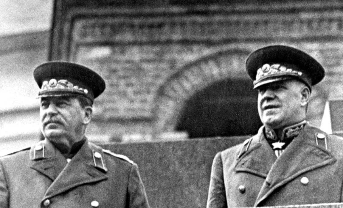 Сталин и Жуков 
Фото из архивов