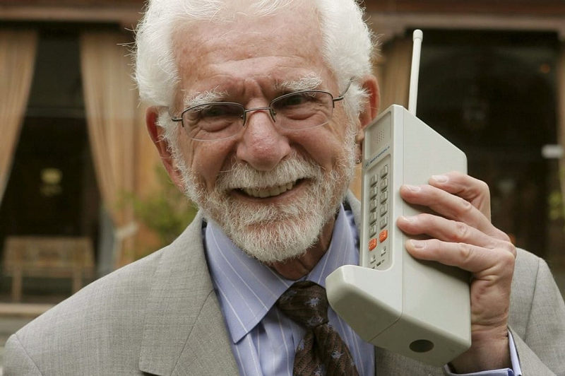 На фото: первый мобильный телефон Motorola DynaTAC. Источник: https://www.srf.ch/static/cms/images/1280w/96c4e7.jpg