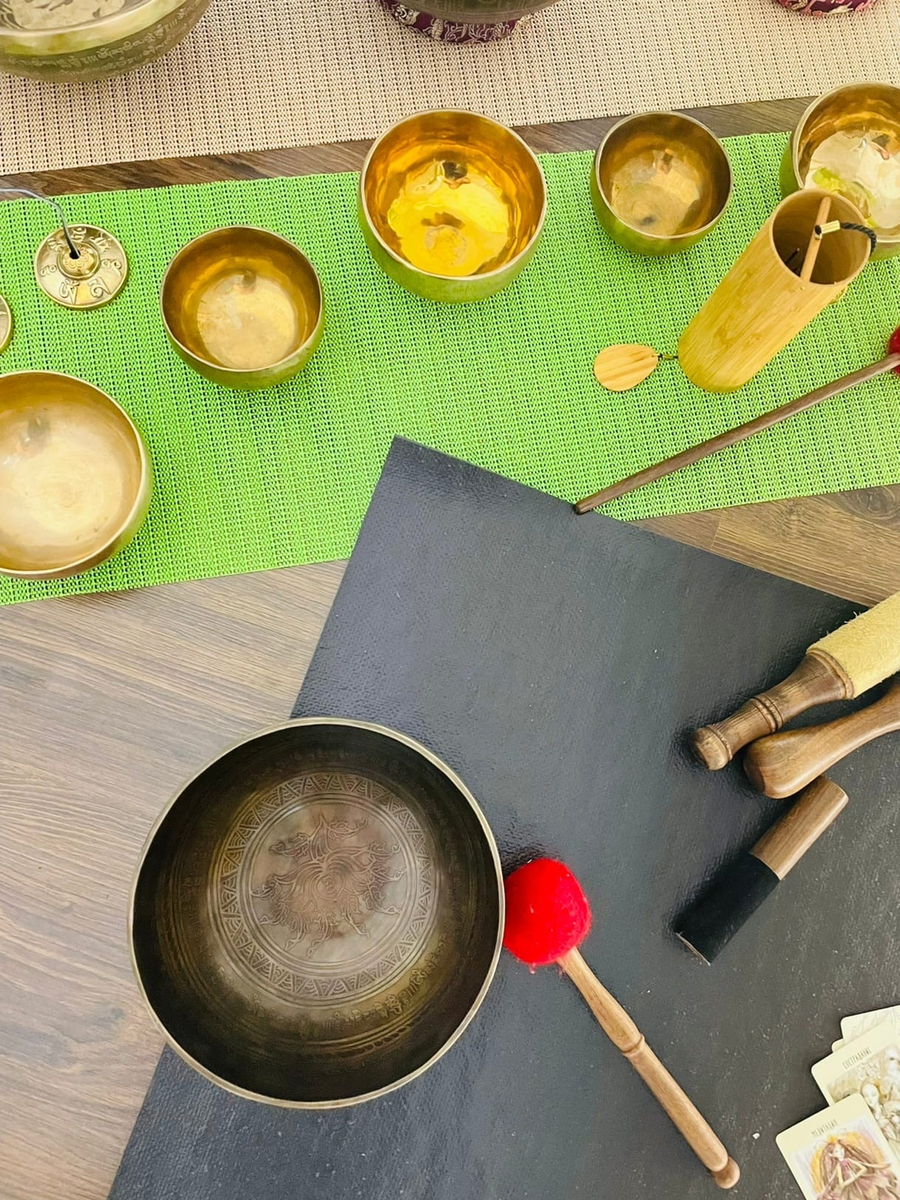 Поющие чаши - это, наверное, моя любимая часть любой йога-практики. Даже более любимая, чем Шавасана, во время которой отлетаешь в другое измерение. Под поющие чаши то же самое, но окружающие звуки умудряются тебя еще и завернуть в своего рода "шаурму", состоящую лишь из воздуха и тепла.