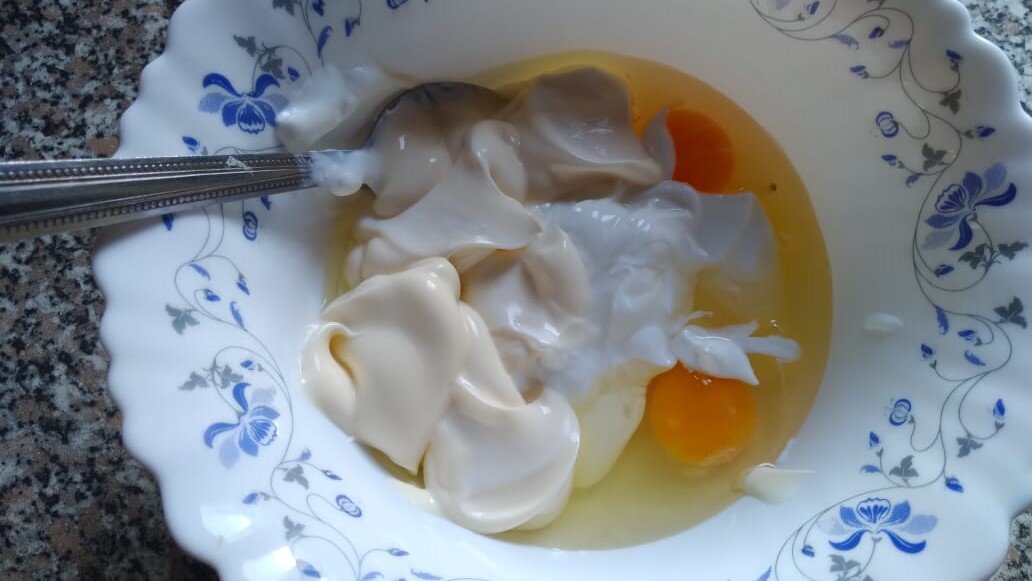 Добавить к яйцам сметану и майонез.