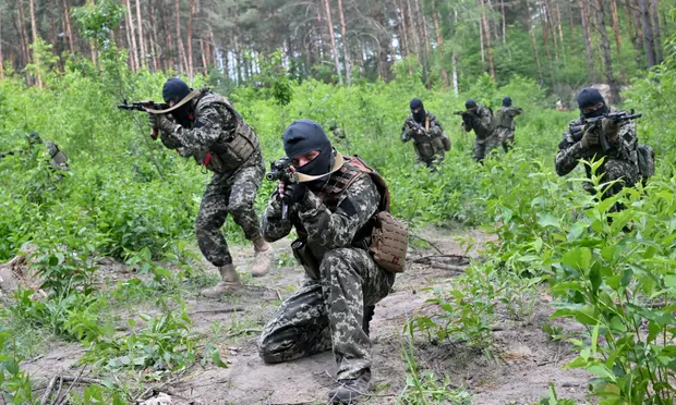 
Бойцы подразделения территориальной обороны, поддерживающего украинскую армию, принимают участие в боевых учениях возле Бучи в Киевской области Фото: Сергей Супинский / AFP / Getty Images