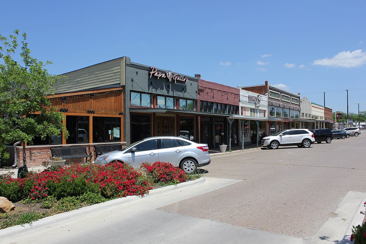 Центральная улица Селины, штат Техас (население около 16 000 человек)