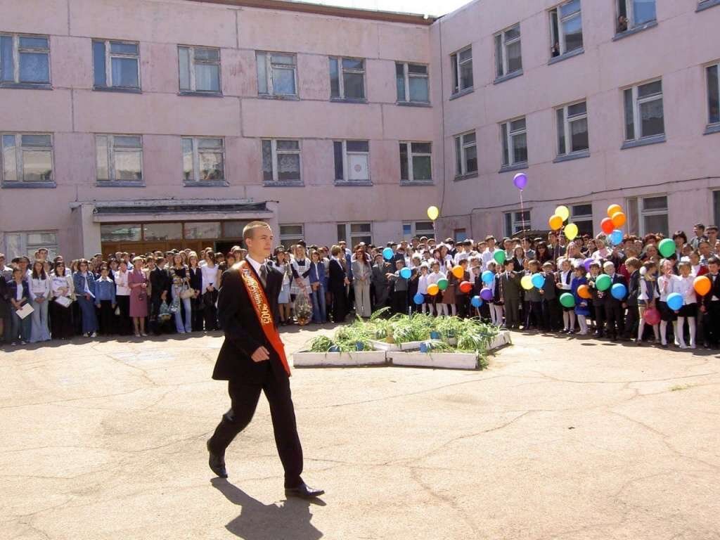 Максим Концов во время «последнего звонка» в школе №47 в 2005 году. Фото burunen.ru 