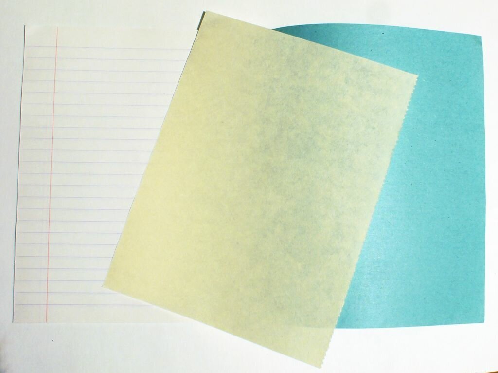 А чернильница-непроливайка, в которую наливали фиолетовые или синие чернила. А что бы чернила не испачкали лист, использовали промокашку.