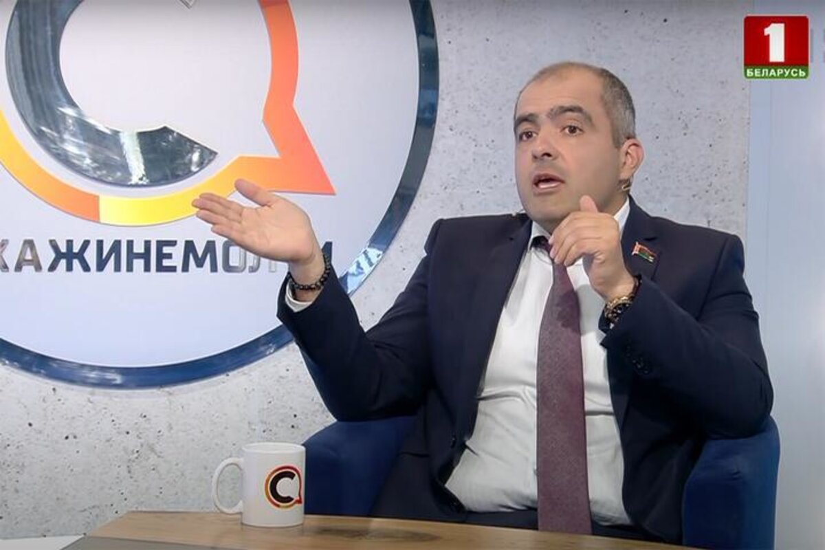Это белорусский депутат Олег Гайдукевич. Очень интересный человек, такой своего рода... белорусский Жириновский. Кстати, тоже возглавляет Либерально-демократическую партию.