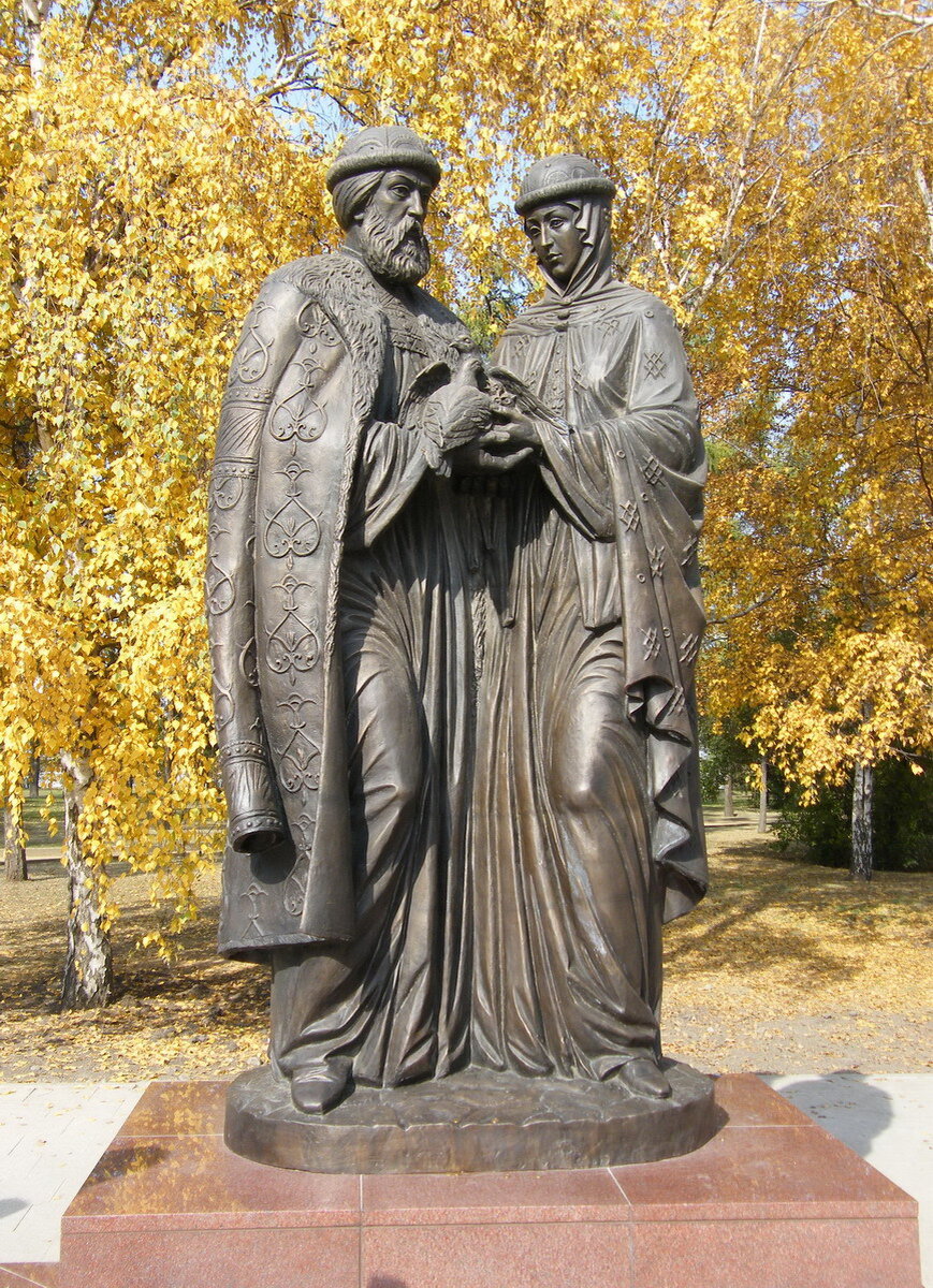 Памятники петру и февронии в городах. Памятник Петру и Февронии в Иркутске. Памятник святым Петру и Февронии в Муроме. Памятник святым Петру и Февронии Муромским Иркутск.