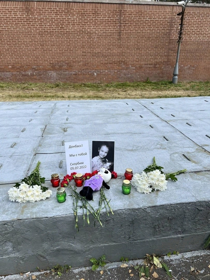 В Москве появился стихийный мемориал 10-летней Вероники Бадиной