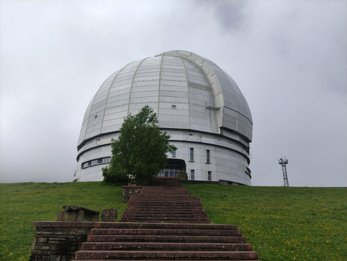 Ради неё все и приезжают. Чтобы посмотреть как работает телескоп. Правда как открывается эта конструкция можно посмотреть только на видео на экскурсии.