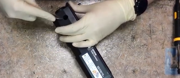 Подрезаем остатки оплавленной пластмассы 