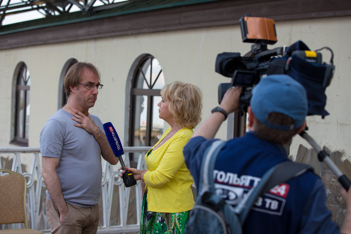 Журналист Наталья Корсакова берёт интервью у маэстро Фабио Мастранджело.