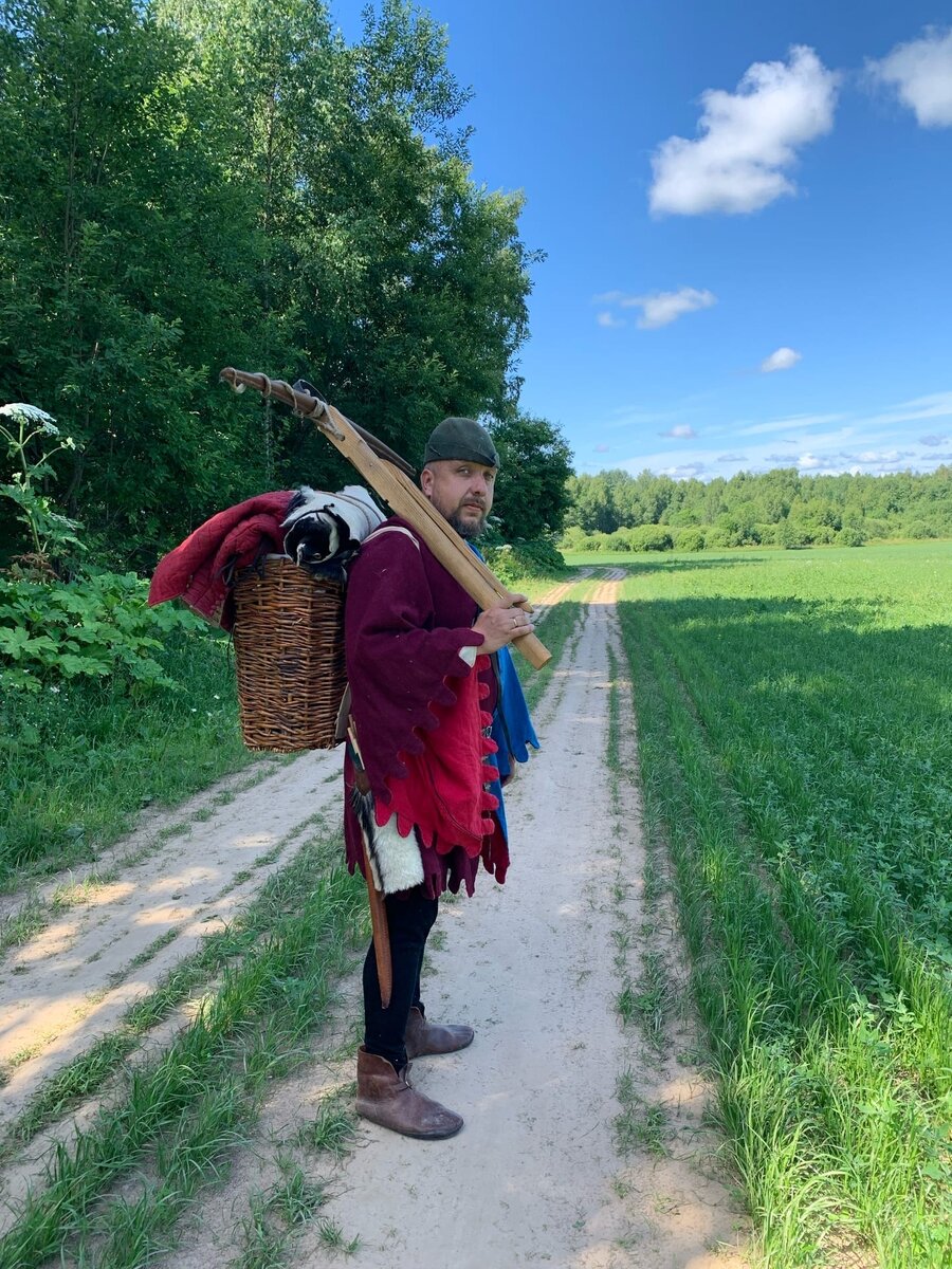 Это я иду в славный городок Вайсвалд. Весь скарб - на себе