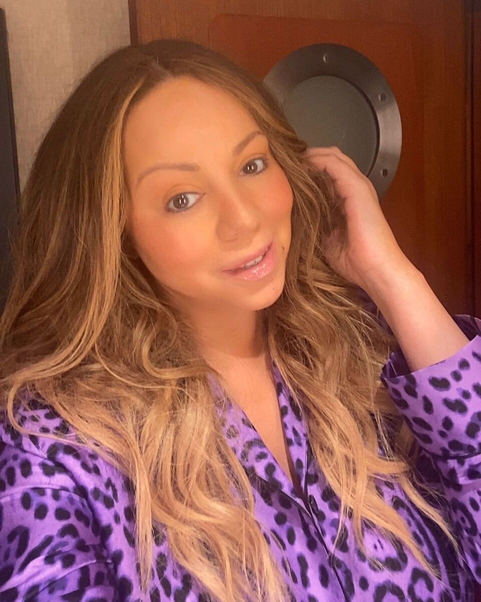     Мэрайя Кэри поделилась редким селфи без макияжа и укладки. Фото: @mariahcarey