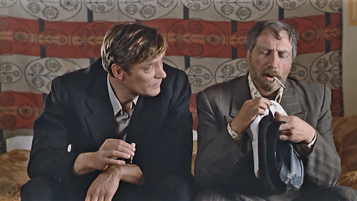 Ради торжественного случая — проводов — дядя Митя натягивает на фуражку парадный белый верх. 