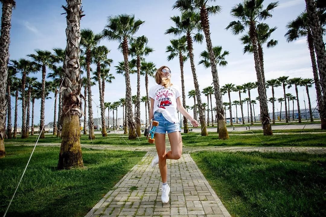 Девушки для совместного отдыха. Девушки для отдыха город. Девушка на курорте. Фотосессия на фоне пальм. Летний сочи.