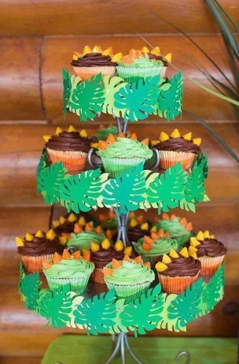 Из цветной бумаги вырезать листья и украсить ими сладкий стол