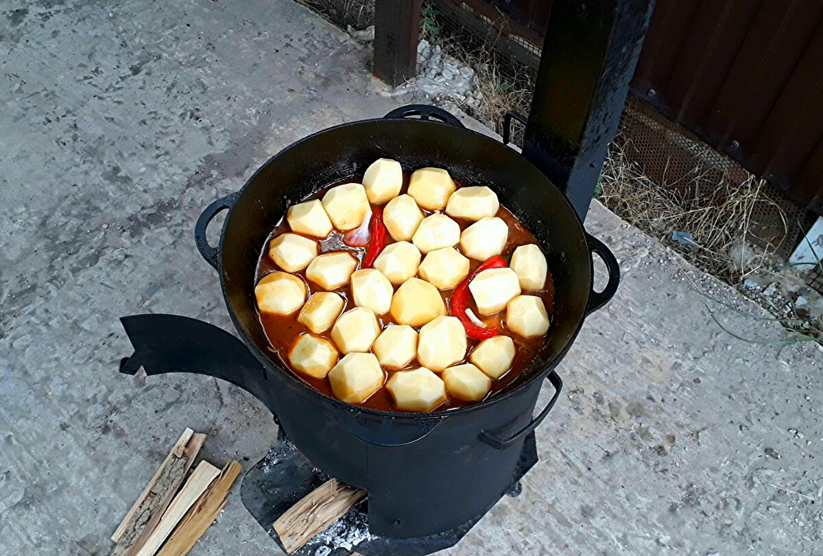 Это лучший способ накормить большую семью простым, но очень вкусным блюдом.  Узбекская думляма в казане на костре | Тарелка | Дзен