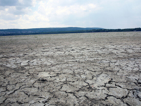     Высохшее русло реки Дунай видно в уезде Телеорман, Румыния. Global Look Press