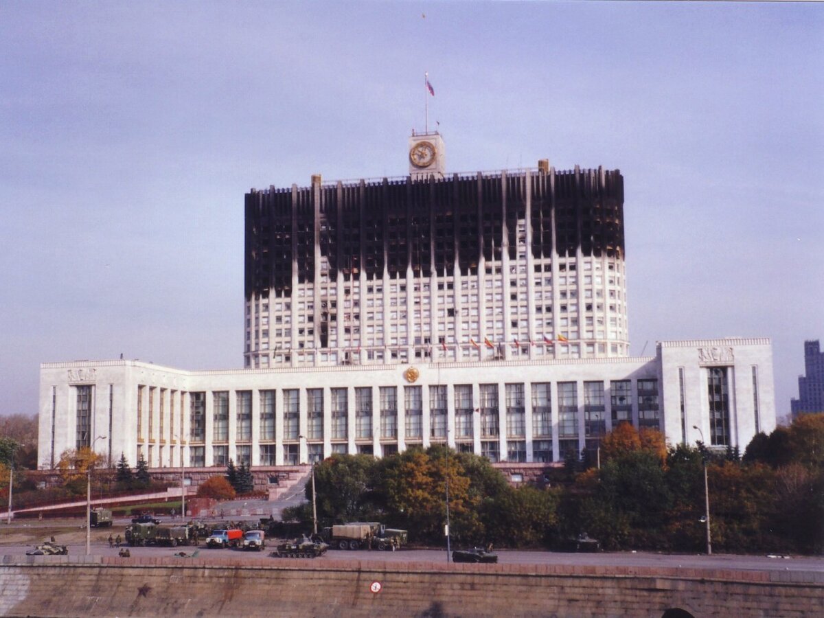 Здание Верховного Совета РФ после расстрела из танков в октябре 1993 года. Фото: Википедия