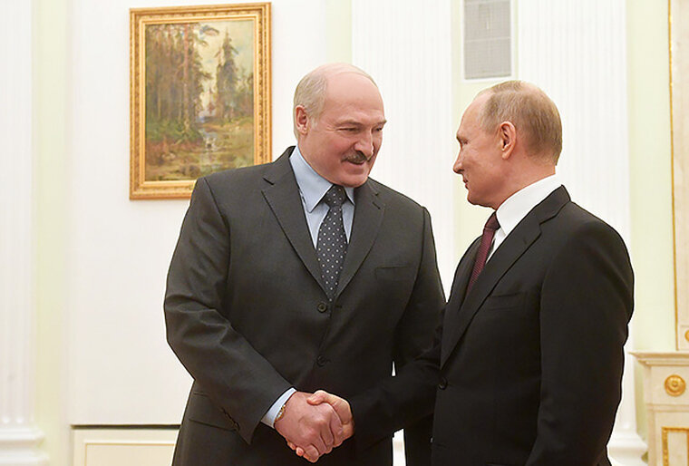    В июле Лукашенко просил у Путина ядерное оружие