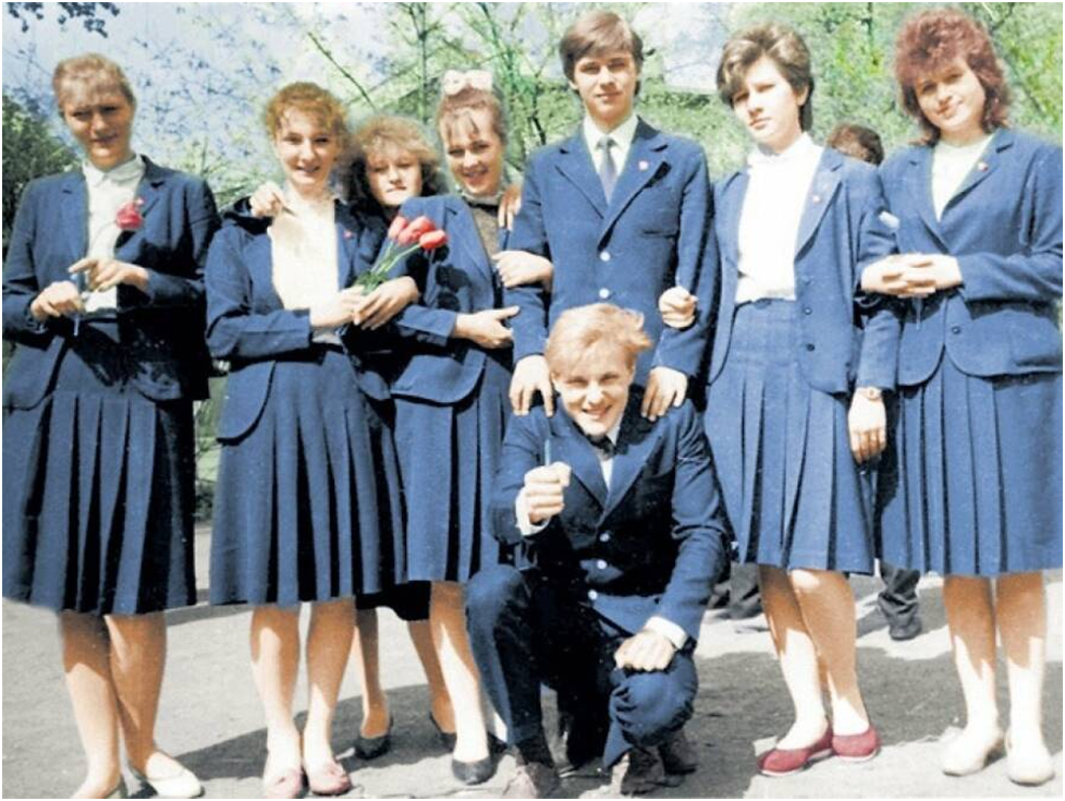  Сейчас стало модно ностальгировать по советской школьной форме.-4